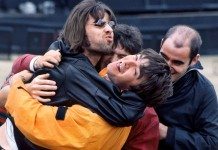 Liam Gallagher intentando besar a su hermano Noel de Oasis