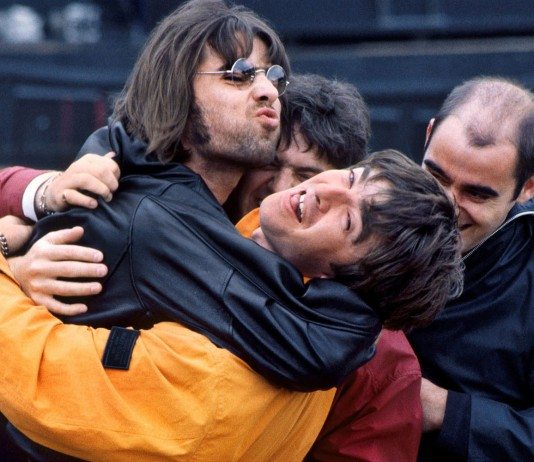 Liam Gallagher intentando besar a su hermano Noel de Oasis