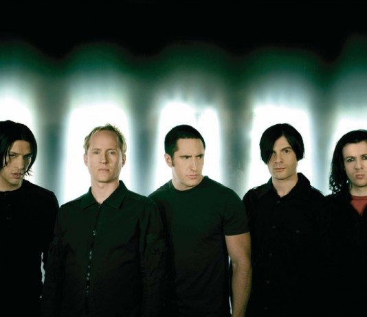 Nine Inch Nails con luces tras la cabeza