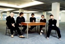 Radiohead en una mesa en una oficina vacía en el 2000
