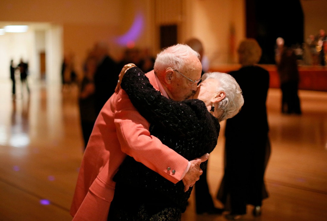 Ancianos besándose en un baile.