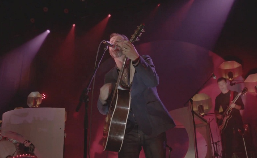 Broken Bells en directo con 'Holding on for Life' en el Fonda Theatre en 2014