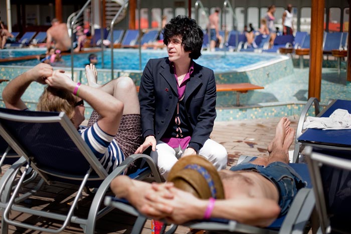 Ian Svenonius entrevistando a Brian Jones en una piscina.