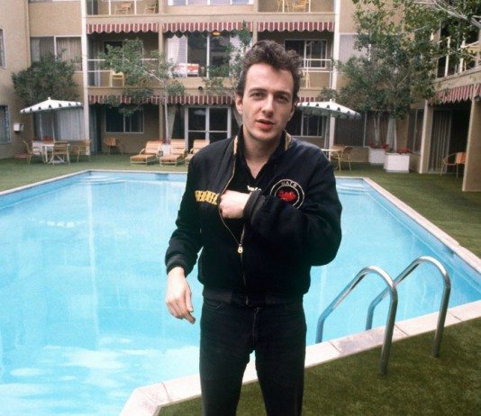 Joe Strummer en una piscina