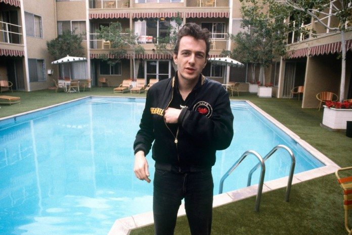Joe Strummer en una piscina