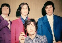 The Kinks y Ray Davies con un puro