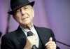 Leonard Cohen con un sombrero, un micrófono en la mano y un fondo morado