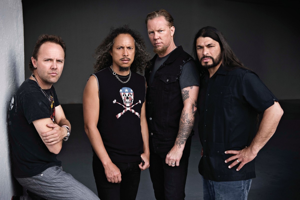 Metallica en una pared blanca