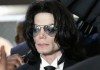 Michael Jackson con gafas bajo un paraguas