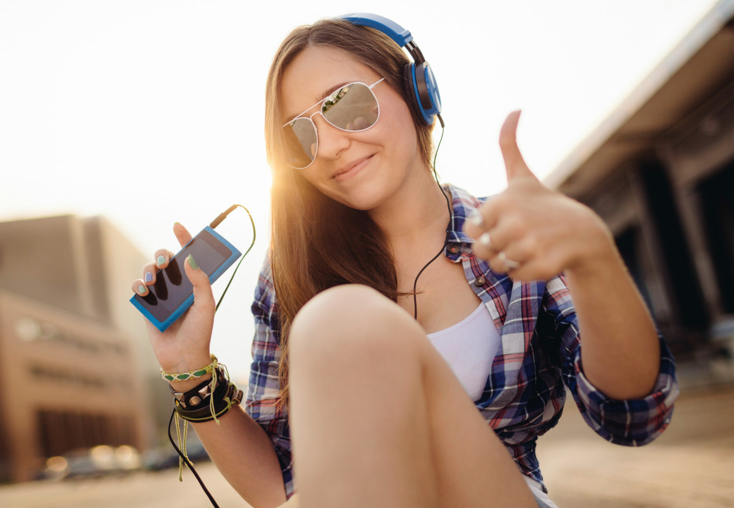 Chica escuchando música en un móvil