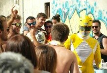 El Power Ranger amararillo bailando entre gente en una plaza de Aranda de Duero.