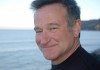 Robin Williams con el mar de fondo
