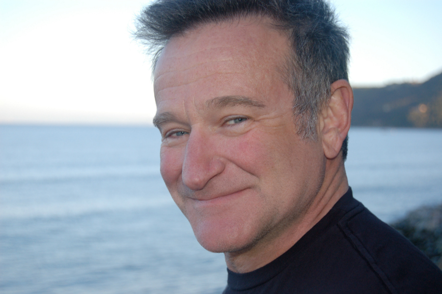 Robin Williams con el mar de fondo