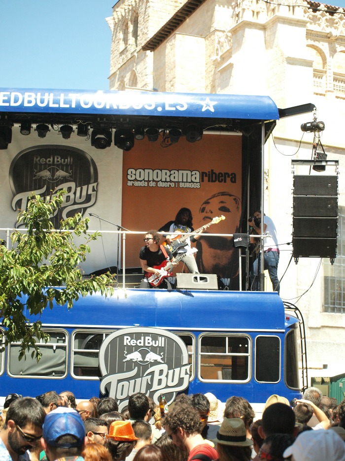 S.C.R. tocando en directo en el Bus de Red Bull.