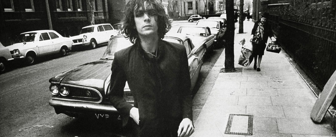 Syd Barrett fumando en la calle.