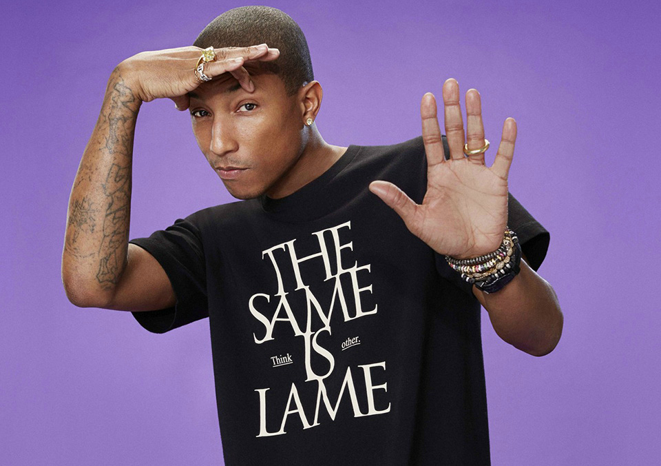 Pharrell Williams con una camiseta de The Same Is Lame