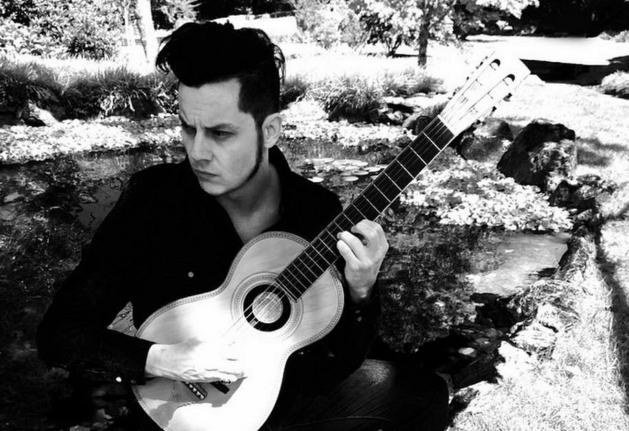 Jack White con una guitarra, en blanco y negro