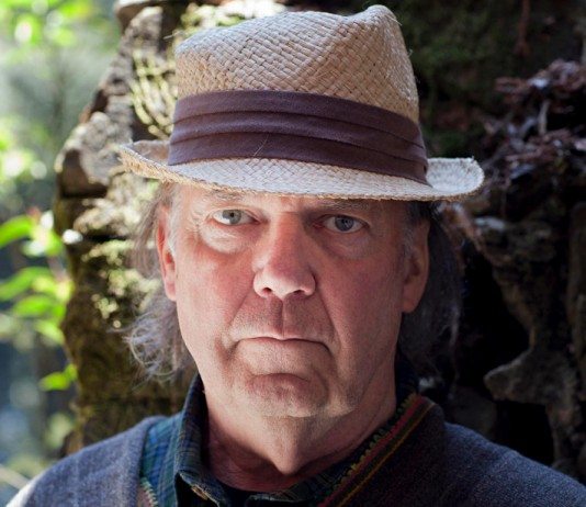 Neil Young con un sombrero en el campo