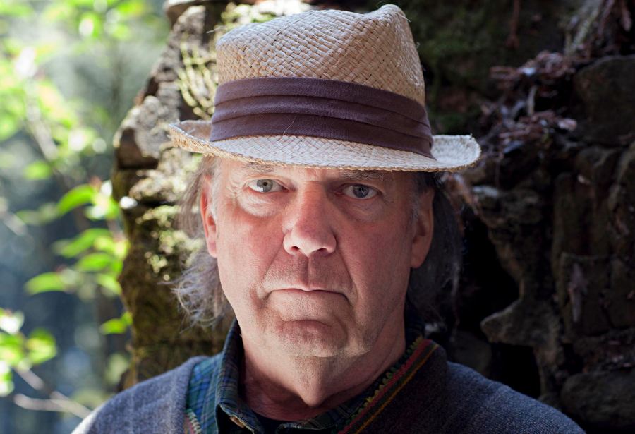 Neil Young con un sombrero en el campo