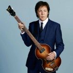 Paul McCartney con el bajo y el fondo azul