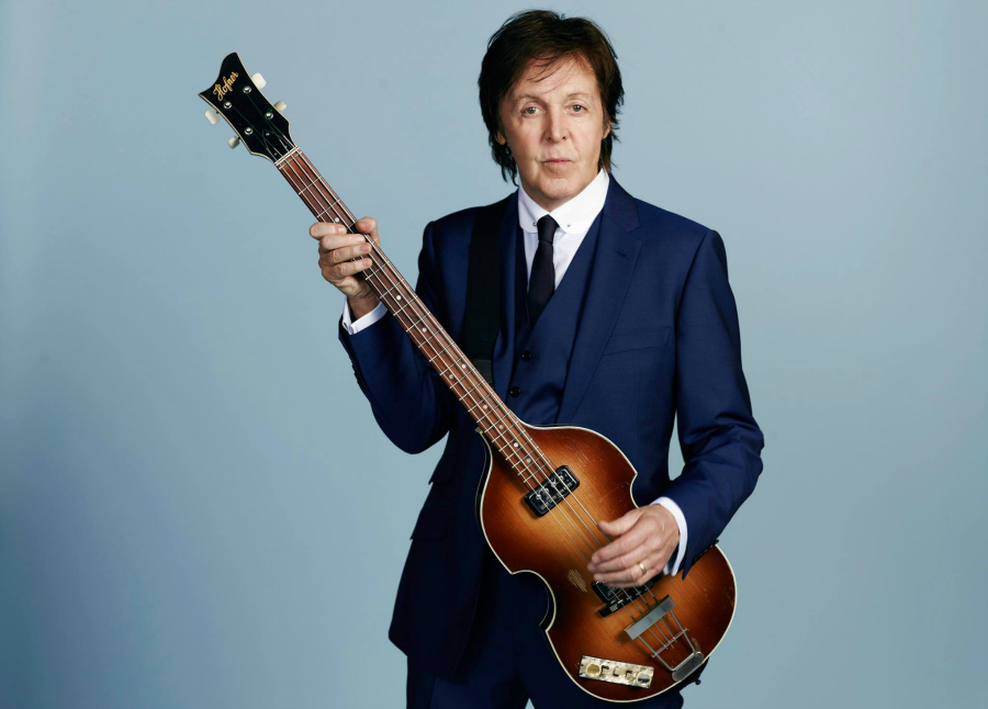 Paul McCartney con el bajo y el fondo azul