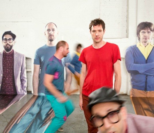 OK Go en el videoclip de 'The Writing's on the Wall'