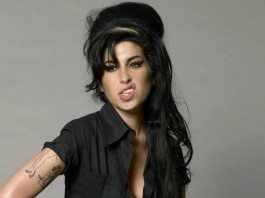Amy Winehouse con camisa negra.