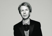 Beck con camisa de leopardo.