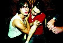 Carl Barât y Pete Doherty posando para la portada del segundo álbum de The Libertines.