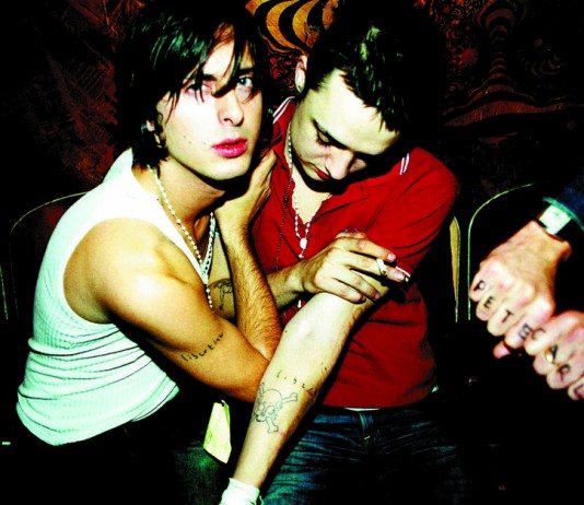 Carl Barât y Pete Doherty posando para la portada del segundo álbum de The Libertines.