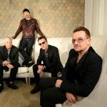 U2 sentados en sofás
