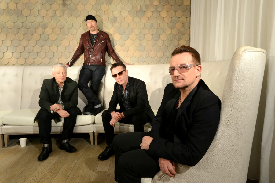 U2 sentados en sofás