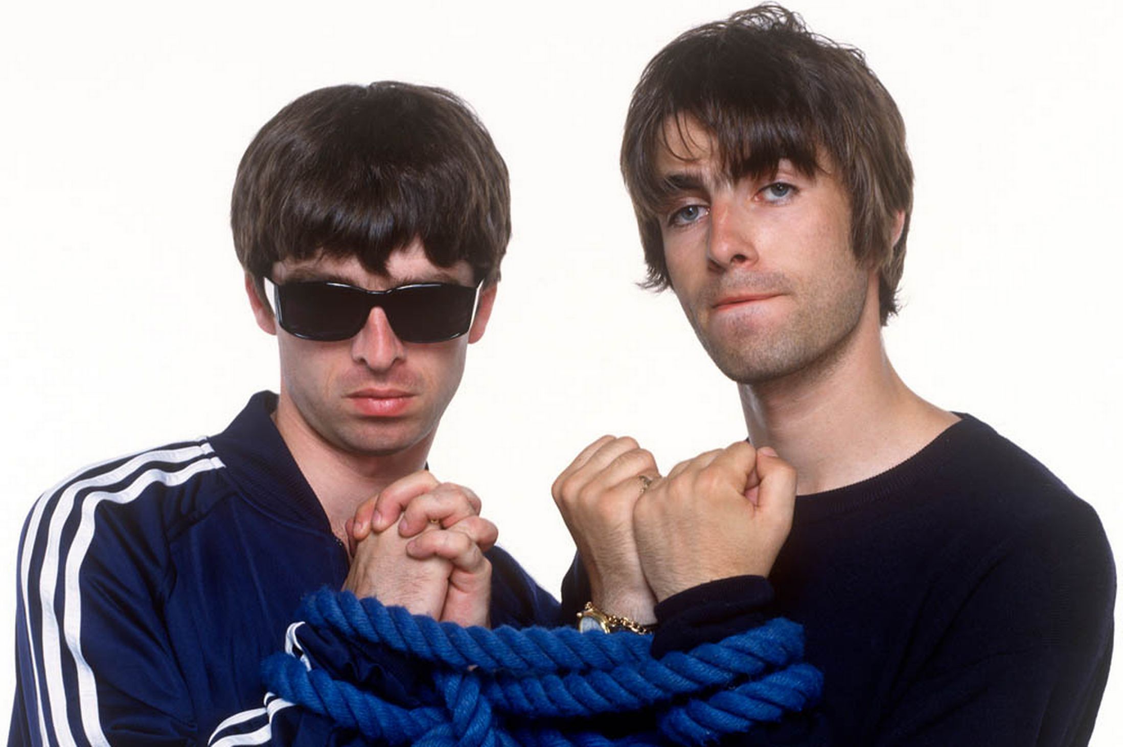 Noel Gallagher saca la lengua a Liam Gallagher.